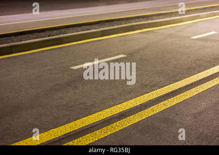 Breite helle Doppelzimmer gelbe Markierung Zeichen Linie entlang Moderne breite, gleichmäßige leeren Asphalt Autobahn Straße erstreckt sich bis zum Horizont. Geschwindigkeit, Sicherheit, Jo Stockfoto