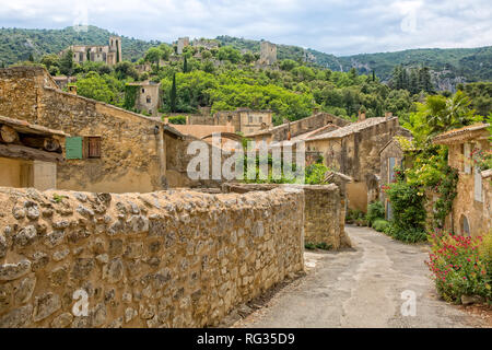 Das kleine Dorf Oppede Le Vieux. Ein schönes Bergdorf in der Provence, Le Vieux Oppede, Luberon, Vaucluse, Frankreich Stockfoto