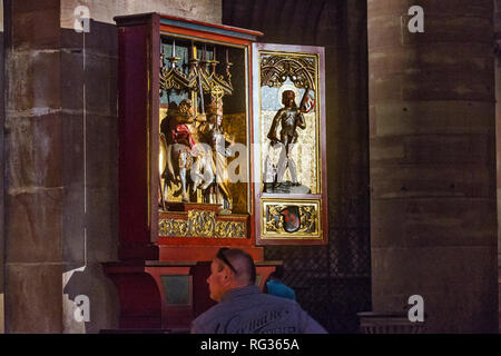 St. Matthäus, St. Maurice von St. Rochus und St. Nikolaus, St. Florian in der offenen Altarbild umgeben in der Kathedrale von Straßburg, Frankreich Stockfoto