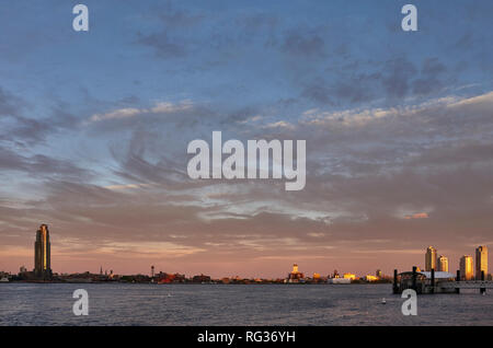 Über den East River bei Sonnenuntergang Cloudscape, Manhattan auf der rechten Seite, Brooklyn auf der linken Seite, USA. Stockfoto