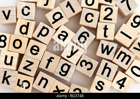 Holzblöcke mit Zahlen und Buchstaben auf weißem Hintergrund. Stockfoto
