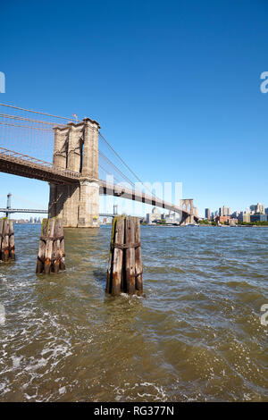 Brooklyn Bridge über den East River an einem sonnigen Tag, New York City, USA. Stockfoto