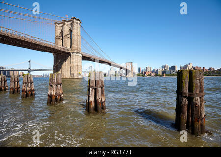 Brooklyn Bridge über den East River an einem sonnigen Tag, New York City, USA. Stockfoto
