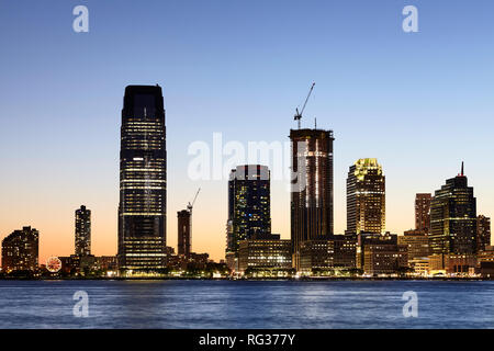 Blick auf die Skyline in der Dämmerung in New Jersey, USA. Stockfoto