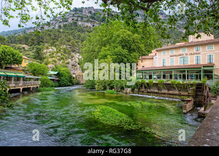 Fontaine-de-Vaucluse, Provence, Luberon, Vaucluse/Frankreich - 05. 31. 2017: Am Ufer der Sorgue und im Dorf sind Restaurants, Cafés und Geschäften. Stockfoto