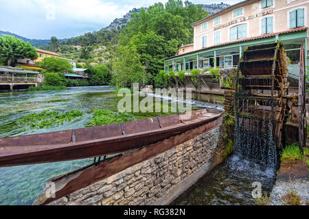 Fontaine-de-Vaucluse, Provence, Luberon, Vaucluse/Frankreich - 05 31 2017: Wasserrad an der Sorgue Stockfoto