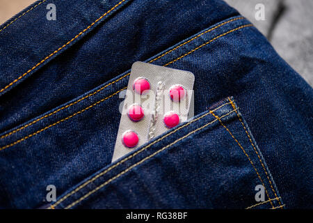 Nahaufnahme von Tabletten in Blisterpackungen in Jeans Tasche. Das Konzept von Antidepressiva und Heilung. Stockfoto