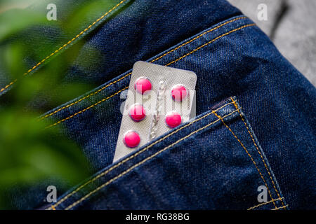 Nahaufnahme von Tabletten in Blisterpackungen in Jeans Tasche. Das Konzept von Antidepressiva und Heilung. Stockfoto