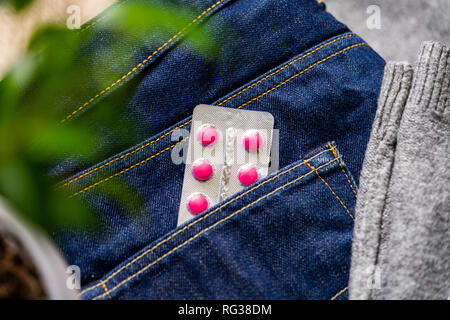 Nahaufnahme von Tabletten in Blisterpackungen in Jeans Tasche. Das Konzept von Antidepressiva und Heilung. Stockfoto