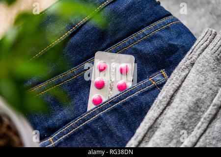 Nahaufnahme von Tabletten in Blisterpackungen in Jeans Tasche. Das Konzept von Antidepressiva und Heilung. Stockfoto