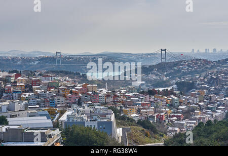 Winterpanorama mit der zweiten Bosporus-Brücke (auch bekannt als Fatih Sultan Mehmet-Brücke). Aufgenommen aus dem Maslak-Viertel, Istanbul, Türkei Stockfoto