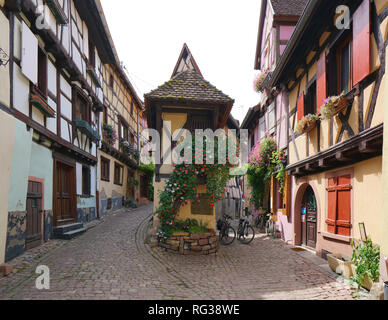 Straßen von Eguisheim. Eguisheim ist ein mittelalterliches Dorf in der französischen Region Elsass Wein Stockfoto