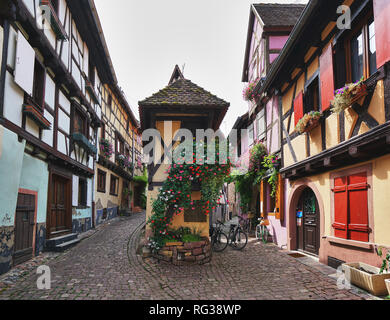 Straßen von Eguisheim. Eguisheim ist ein mittelalterliches Dorf in der französischen Region Elsass Wein Stockfoto