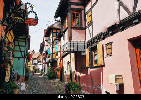 Straßen von Eguisheim. Eguisheim ist ein mittelalterliches Dorf in der französischen Region Elsass Wein Stockfoto