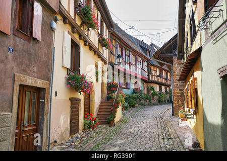 Straßen von Eguisheim. Eguisheim ist ein mittelalterliches Dorf in der französischen Region Elsass Wein Stockfoto