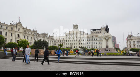 LIMA/PERU, 18. August 2018: die Menschen gehen in der Plaza San Martin in Lima. Stockfoto
