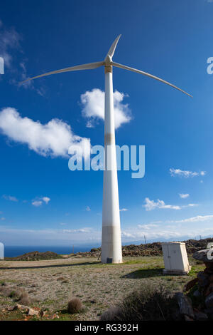 Windturbine über Elounda VIllage Kreta Griechenland Stockfoto