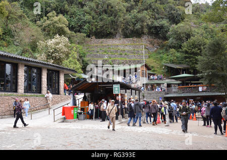 MACHU PICCHU/PERU, 16. August 2018: Touristen am Eingang nach Machu Picchu Stockfoto