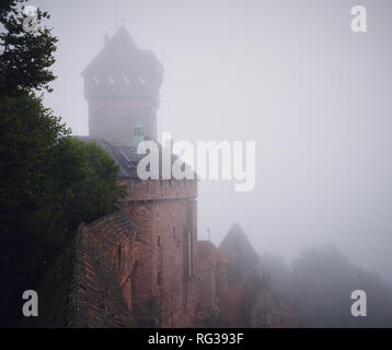 Das Château du Haut-koenigsbourg, Elsass während einer nebligen Wetter Stockfoto