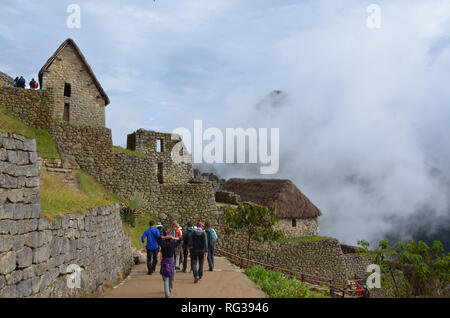 MACHU PICCHU/PERU, 16. August 2018: Touristen inmitten der Ruinen von Machu Picchu entfernt. Stockfoto