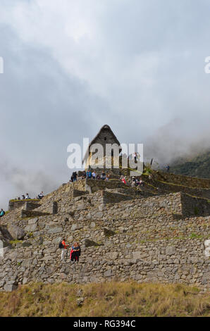 MACHU PICCHU/PERU, 16. August 2018: Touristen in der Nähe der Pförtnerloge in Machu Picchu erkunden Stockfoto