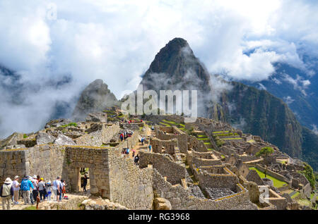 MACHU PICCHU/PERU, 16. August 2018: Touristen Ansatz Tor in Ruinen von Machu Picchu. Stockfoto