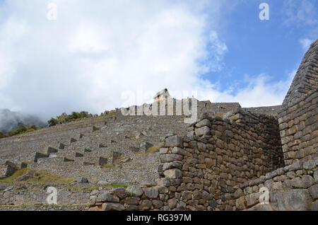 MACHU PICCHU/PERU, 16. August 2018: Blick auf die Terrassen im Machu Picchu Ruinen Stockfoto