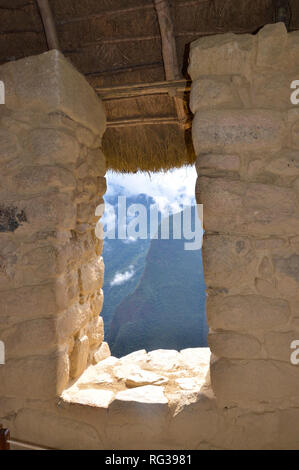 MACHU PICCHU/PERU, 16. August 2018: in Machu Picchu Fenster mit Blick auf einen Berg. Stockfoto