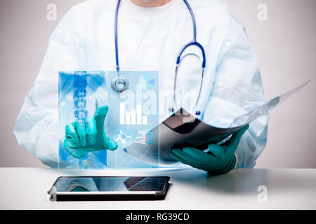 Arzt interagiert mit virtuellen Bildschirm der neuen Technologie für die Medizin. Technologische Innovation und Medizin Konzept. Stockfoto