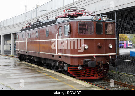 Trondheim, Norge - 30. September 2016: Ein brauner elektrischer Bewegungsapparat der Klasse Ma im Einsatz für den Norsker Transport WIE am Trondheim Hauptbahnhof. Pr Stockfoto