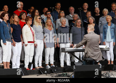 Strangnas, Schweden - 20. Mai 2017: Die singende Chor Lovsangarna auf einer Freilichtbühne in der Ugglans Park während der Kultur 17 Kultur Veranstaltung durchführen. Stockfoto