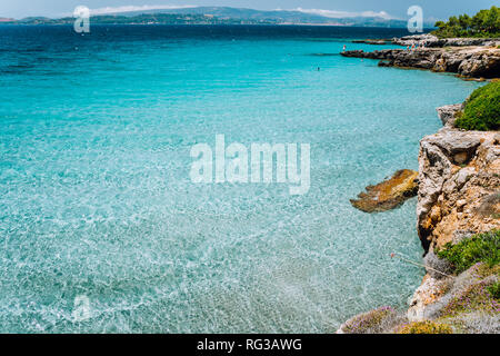 Kristallklare türkisfarbene Meer Wasser. Seaside Beach Lagoon und Landschaft Küste der Insel Kefalonia, mediterrane Landschaft. Ionische Meer, Griechenland Stockfoto