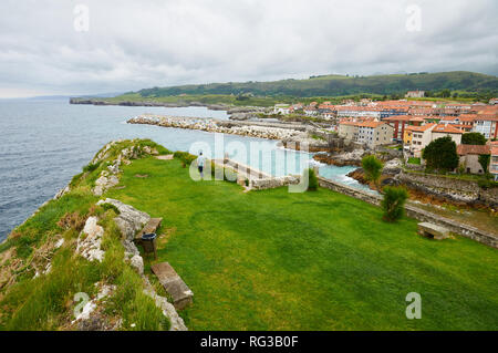 Blick auf Llanes Stadt und Hafen mit Cubos de la Memoria und kantabrische Küste vom Paseo de San Pedro Spaziergang Aussichtsplatzlinie (Llanes, Asturias, Spanien) Stockfoto