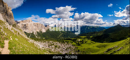 Panoramablick auf Val di Fassa, Val di Fassa und den Berg Marmolada vom Sellajoch, Sellajoch, Passo Sella Stockfoto