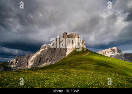 Blick auf die Berge der Sella Gruppe und Piz Boe, dunkle Gewitterwolken anfahren Stockfoto