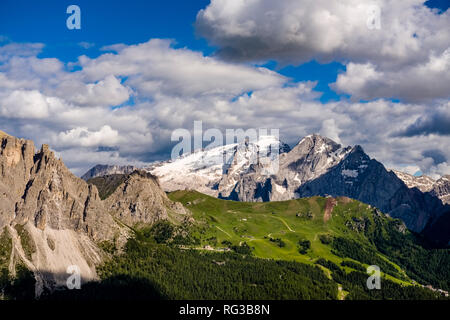 Blick auf den Pass Pordoi Pass, Passo Pordoi und dem Berg Marmolada vom Sellajoch, Sellajoch, Passo Sella Stockfoto