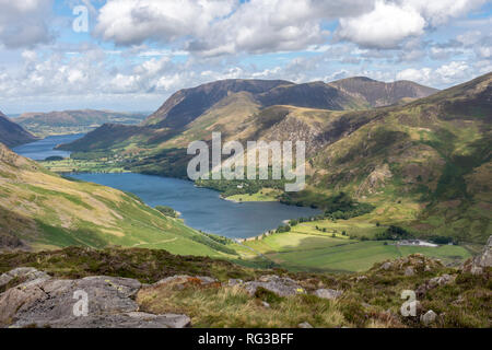 Lake District North West England UK einen atemberaubenden Blick von der Spaziergang von Heuballen auf buttermere See mit Gatesgarth Bauernhof im Tal Stockfoto