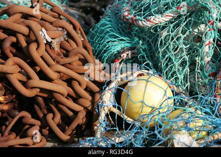 FRA, Frankreich, Normandie: Fischernetze im Hafen von Huppain. Rostiges Metall Kette. Stockfoto