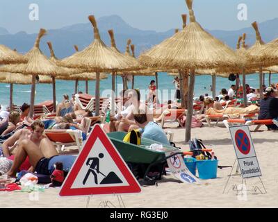 ESP, Spanien, Balearen, Mallorca: Strand von S'Arenal, Palma, Massentourismus, deutsche Touristen ihren Strand gekennzeichnet Stockfoto