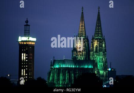 DEU, Deutschland: Kölner Dom mit der Messe Tower. Stockfoto