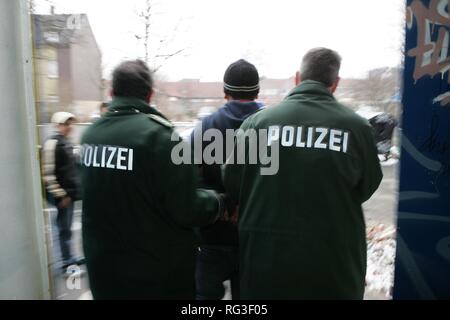 DEU, Deutschland: Jugendkriminalität. Junge Männer wird von der Polizei verhaftet. (Szene gestellt) Stockfoto