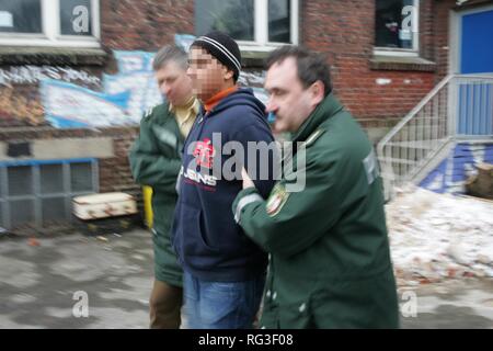 DEU, Deutschland: Jugendkriminalität. Junge Männer wird von der Polizei verhaftet. (Szene gestellt) Stockfoto