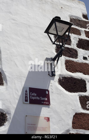 Calle Espiritu Santo mit der typischen Architektur in Teguise, Kanaren, Lanzarote Stockfoto