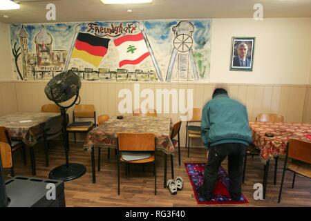 DEU, Deutschland, Essen: libanesisch-deutschen Club. meist besuchten libanesischer Männer. Fatih Moschee. Katernberg, ärmsten Stadtteil Stockfoto