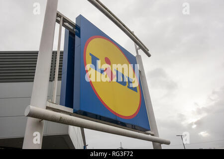 Signage außerhalb Lidl Wimbledon, Plough Lane, London, SW17, Großbritannien Stockfoto