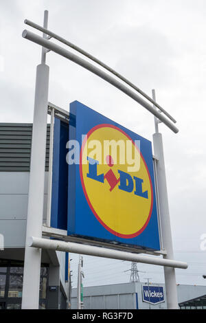 Signage außerhalb Lidl Wimbledon, Plough Lane, London, SW17, Großbritannien Stockfoto