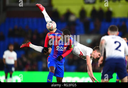 Crystal Palace Christian Benteke (links) und Tottenham Hotspur ist Juan Foyth Kampf um den Ball im FA Cup in die vierte Runde am Selhurst Park, London. Stockfoto