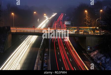 DEU, Deutschland: Essen, Autobahn Autobahn A 52. Rushhour in den Abend. Stockfoto