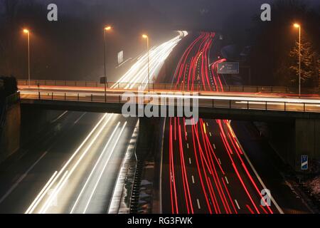 DEU, Deutschland: Essen, Autobahn Autobahn A 52. Rushhour in den Abend. Stockfoto