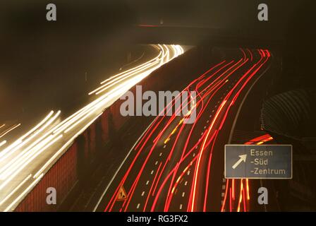 DEU, Deutschland: Essen, Autobahn Autobahn A 52. Rushhour in den Abend. Lärmschutzwand. Stockfoto